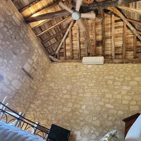 D'hote De Charme Dans Logis Du Xve Bed and breakfast *